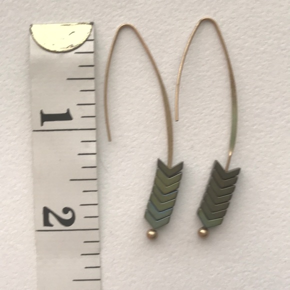 Gold and green arrow earrings - Picture 4 of 4